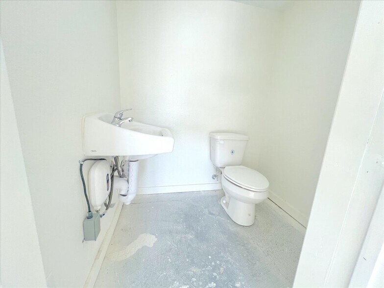 More Photos Of 7704 Irvington Blvd, Houston General Retail For Lease