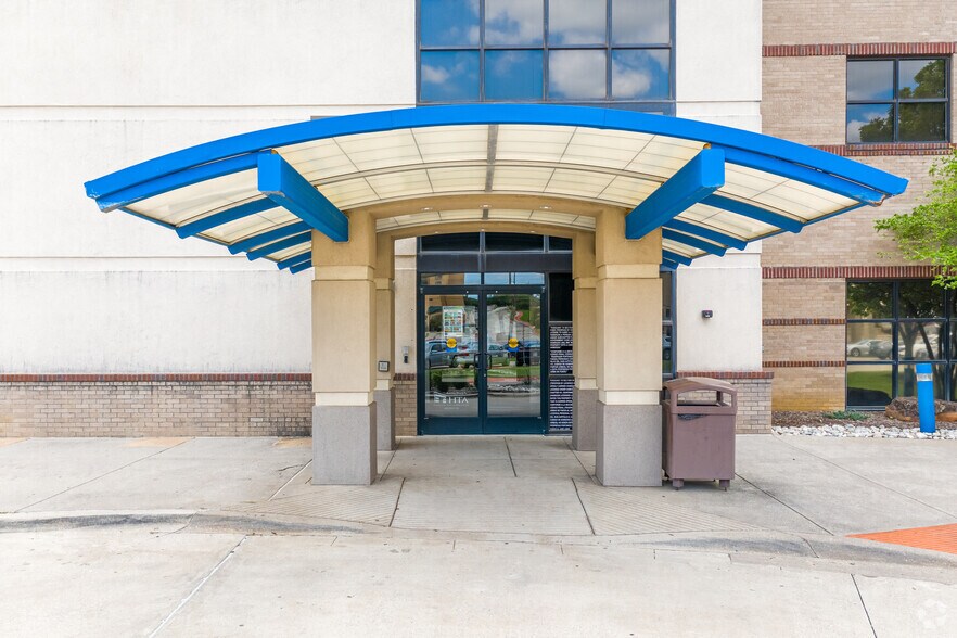 More Photos Of 209 N Bonnie Brae St, Denton Medical For Lease