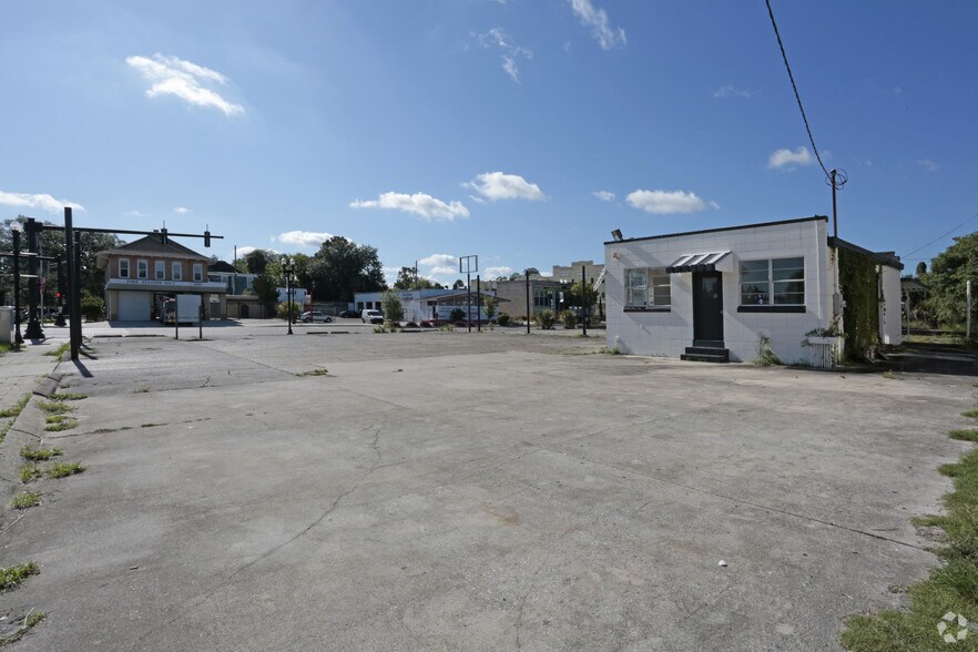 More Photos Of 1352 N Main St, Jacksonville Auto Dealership For Lease