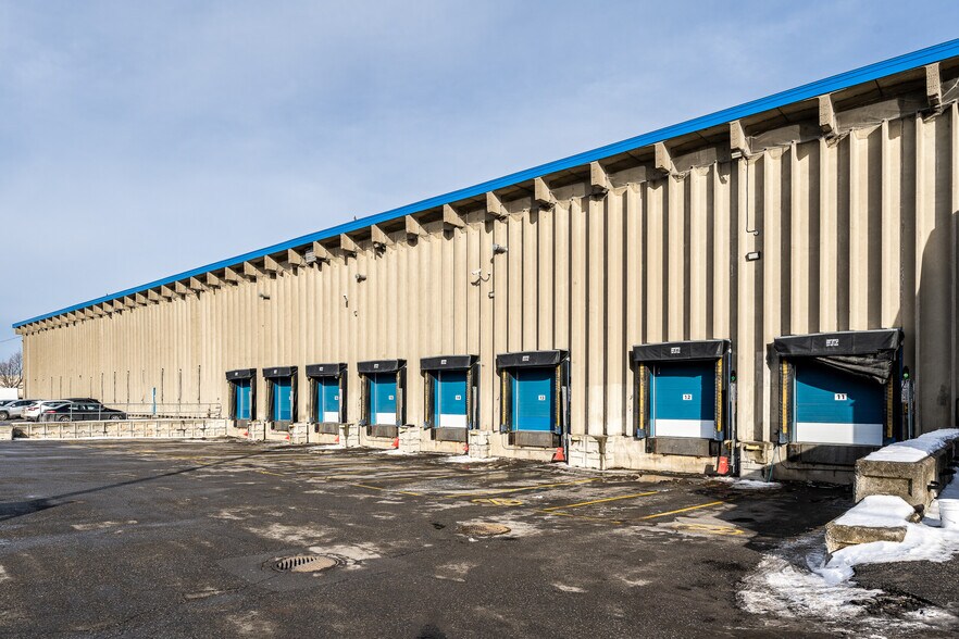 More Photos Of 8290 Boul Pie-IX, Montréal Distribution For Lease