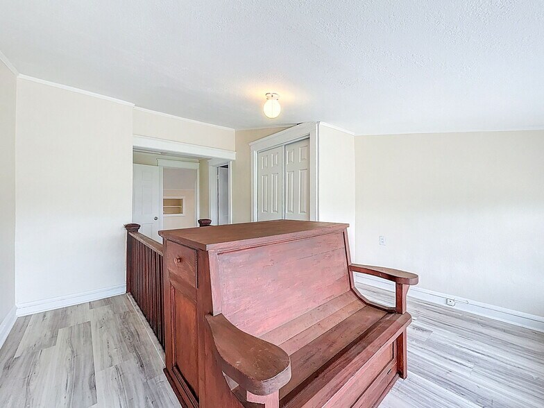 More Photos Of 301 N US Highway 41, Ruskin Office Residential For Lease