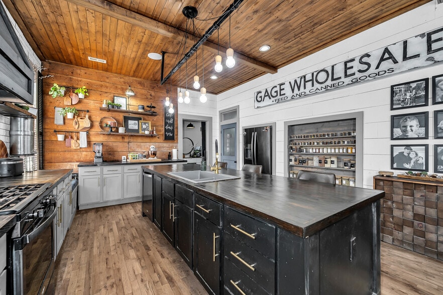 More Photos Of 110 S 2nd St, Ozark Flex For Sale