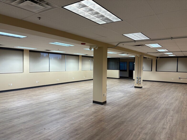 More Photos Of 4212 W Sunset Blvd, Spokane Flex For Sale