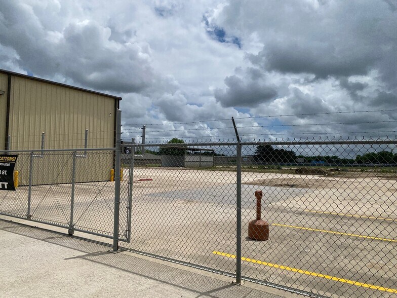More Photos Of 4355 W Cardinal Dr, Beaumont Industrial For Lease