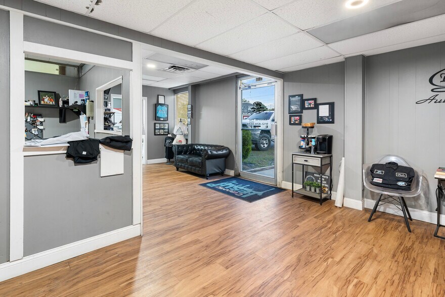 More Photos Of 580 Sw Broad St, Jesup Light Manufacturing For Sale