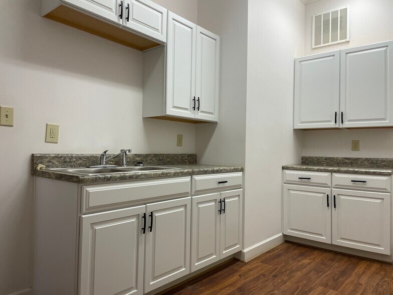 More Photos Of 8979 Pocahontas Trl, Williamsburg Light Distribution For Lease