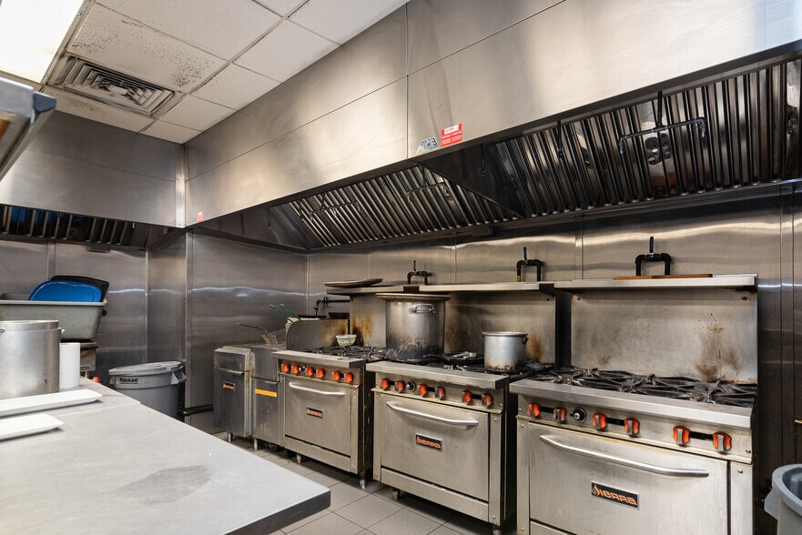 More Photos Of 2464-2466 St Bélanger, Montréal General Retail For Sale