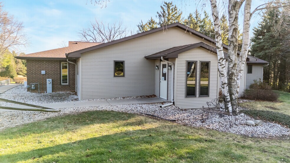 More Photos Of 645 Hawthorne Dr, Omro Veterinarian Kennel For Sale