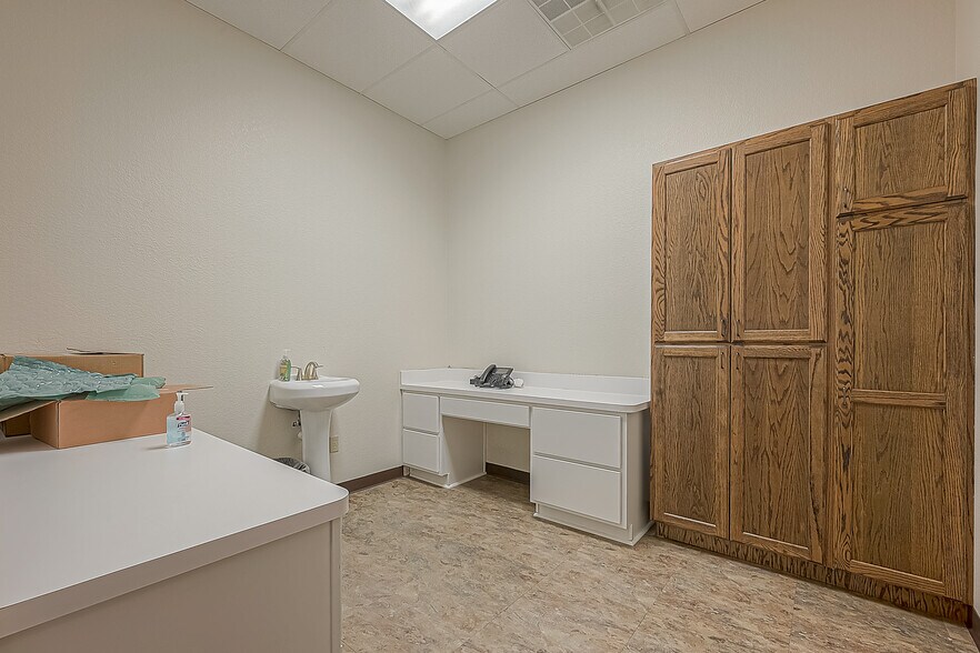 More Photos Of 1408 S Front St, Bellville Storefront For Lease