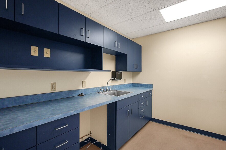 More Photos Of 6503 E Broad St, Columbus Medical For Sale