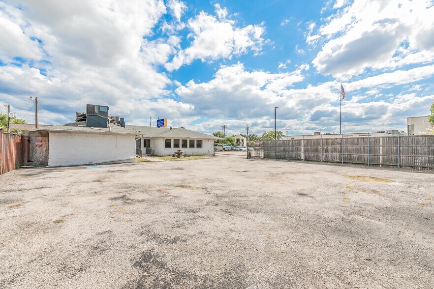 More Photos Of 2823 Kendale Dr, Dallas Medical For Sale