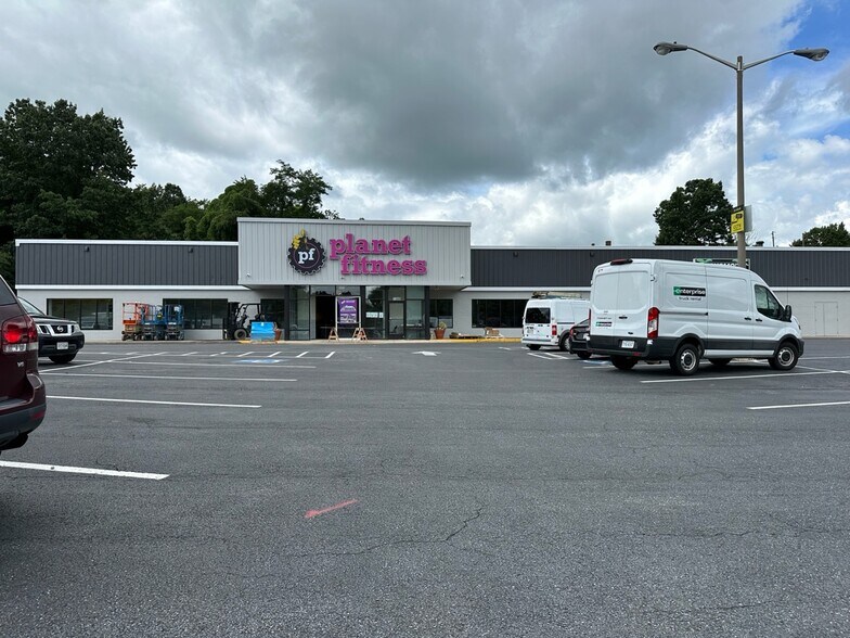 More Photos Of 1104 Greenville Ave, Staunton Storefront For Lease