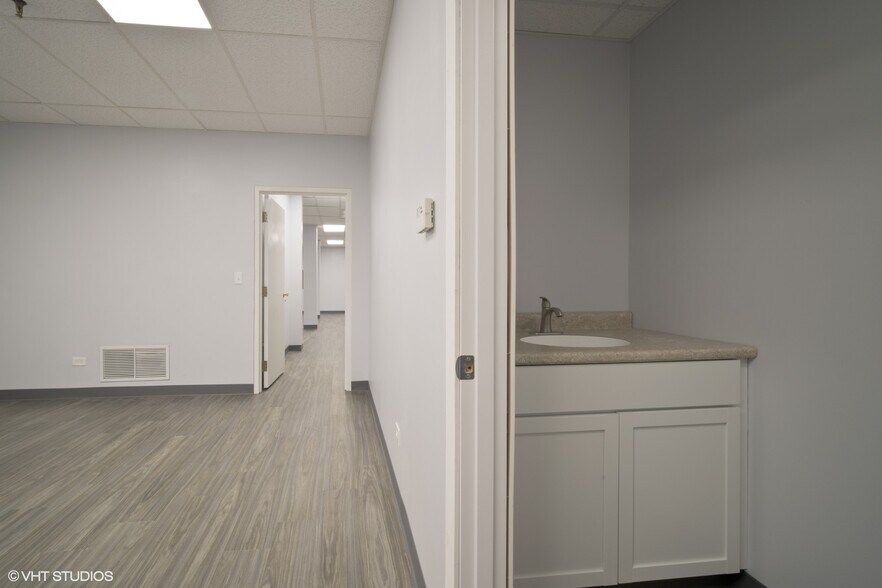More Photos Of 2068-2068 S Foster Ave, Wheeling Manufacturing For Lease
