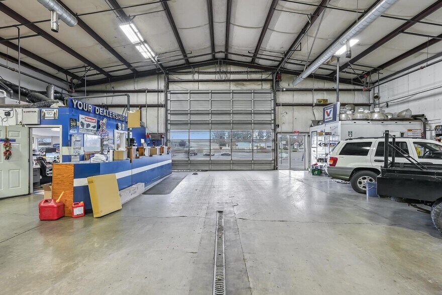 More Photos Of 555 N Pacific Hwy, Woodburn Auto Repair For Sale