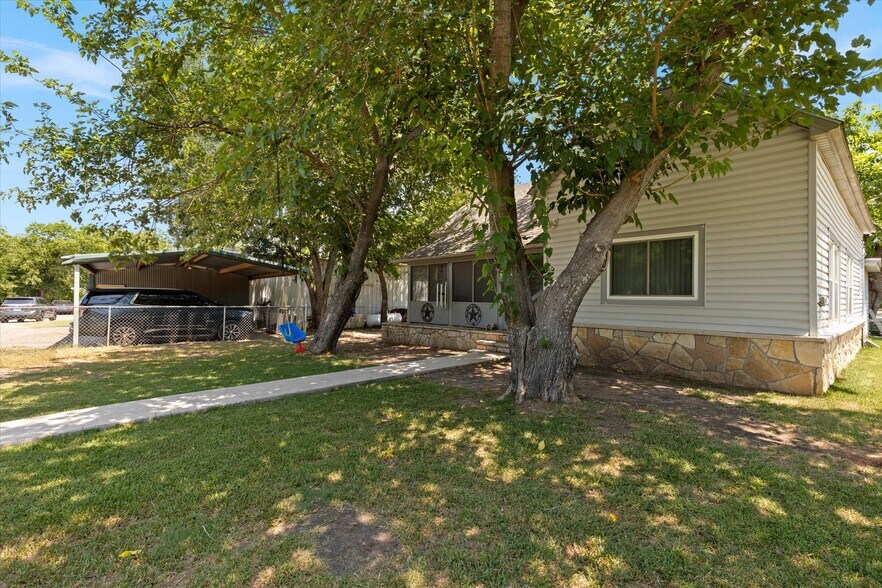 More Photos Of 725 Holmes Dr, Granbury Auto Repair For Sale