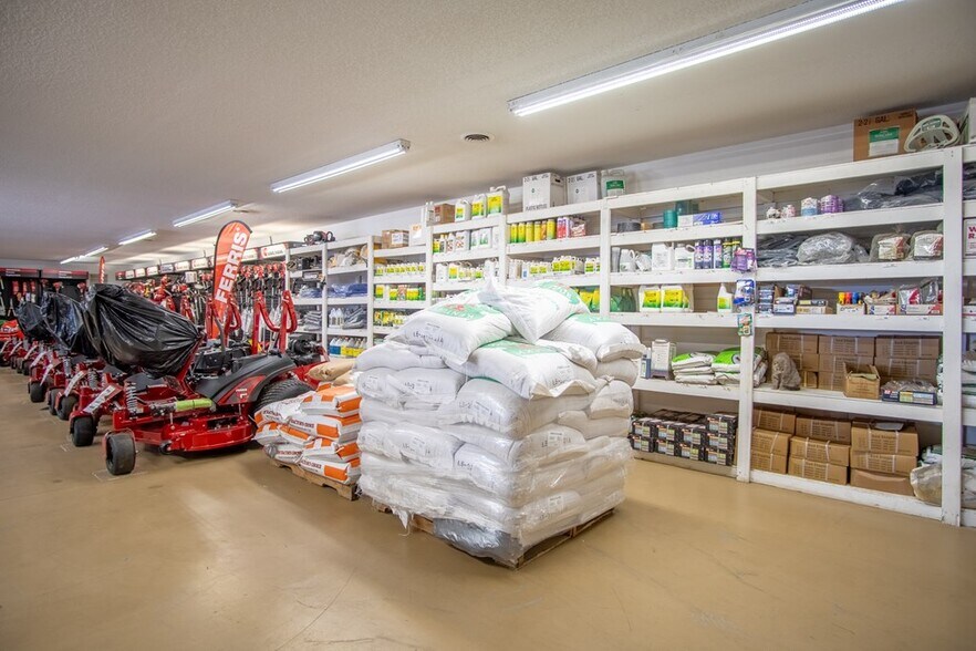 More Photos Of 424 Terrell Rd, Franklin Showroom For Sale