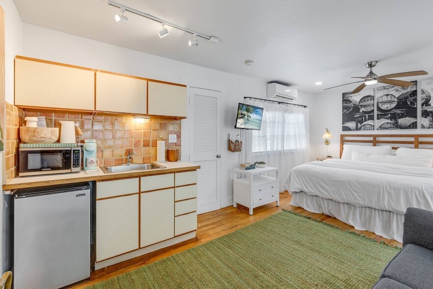 More Photos Of 1117 Duval St, Key West Hospitality For Sale