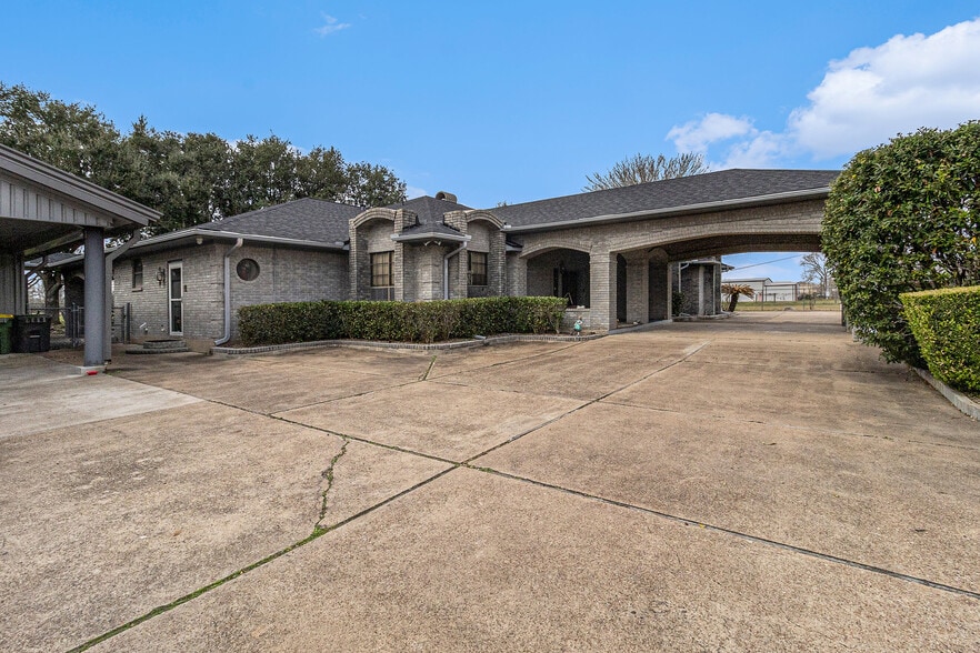 More Photos Of 1454 Oday Rd, Pearland Light Manufacturing For Sale