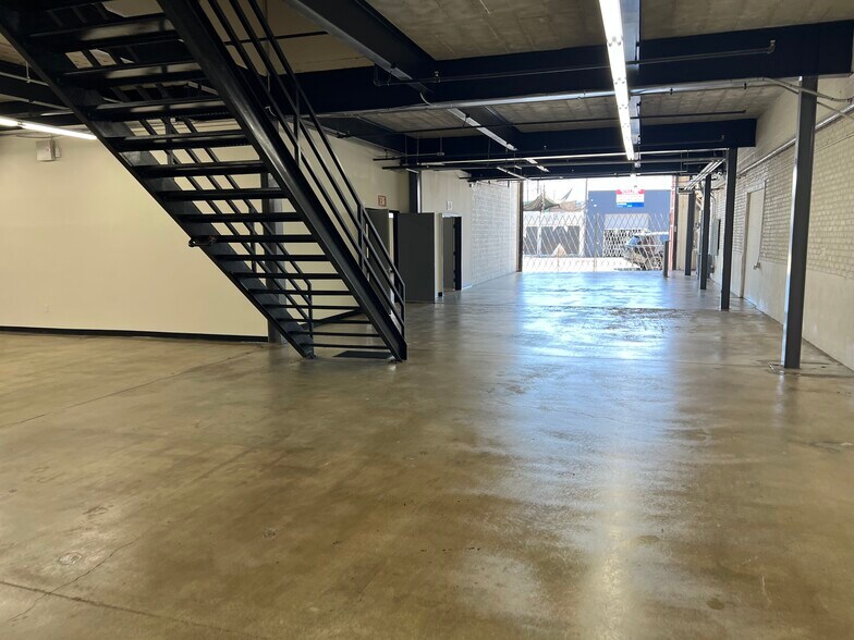 More Photos Of 1926 E 14th St, Los Angeles Warehouse For Lease
