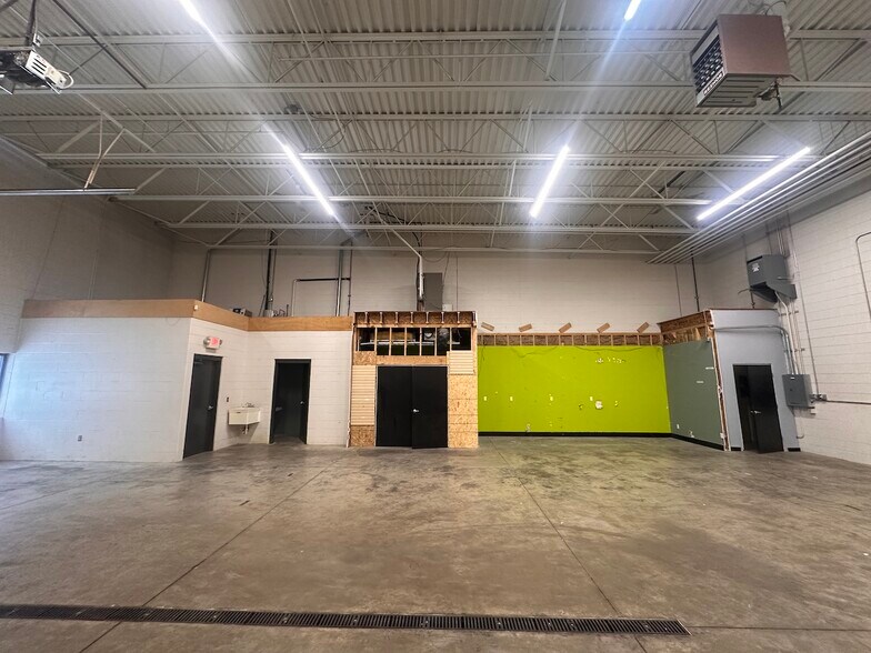 More Photos Of 3408 Busch Dr SW, Grandville Manufacturing For Sale