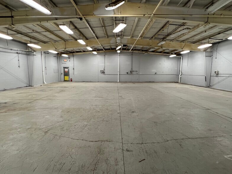 More Photos Of 11530 Stephens Rd, Warren Warehouse For Lease