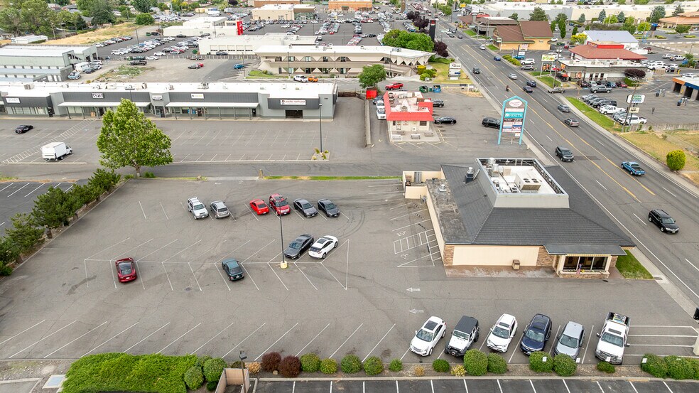 More Photos Of 3200 W Clearwater Ave, Kennewick Restaurant For Sale