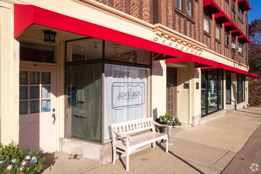 More Photos Of 715-725 Elm St, Winnetka Storefront Retail Residential For Lease