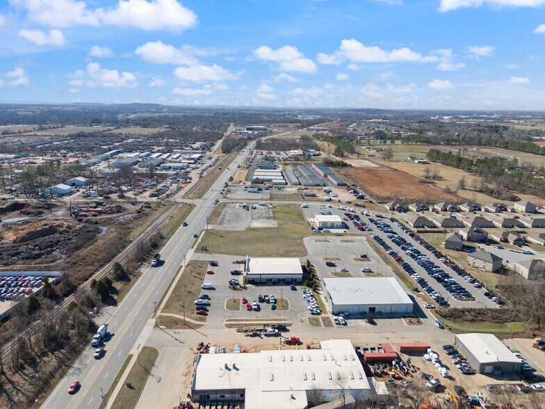 More Photos Of 2414 S 8th St, Rogers Freestanding For Lease