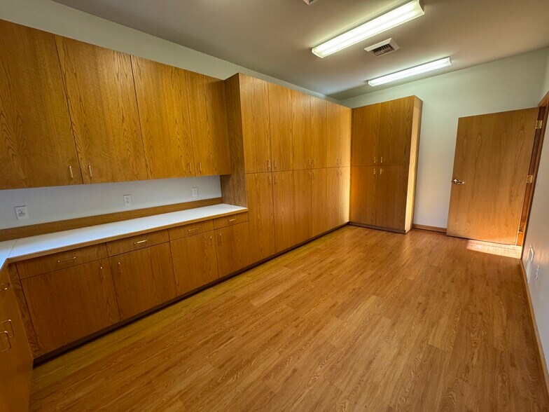 More Photos Of 301 W Blackburn Rd, Mount Vernon Office For Lease