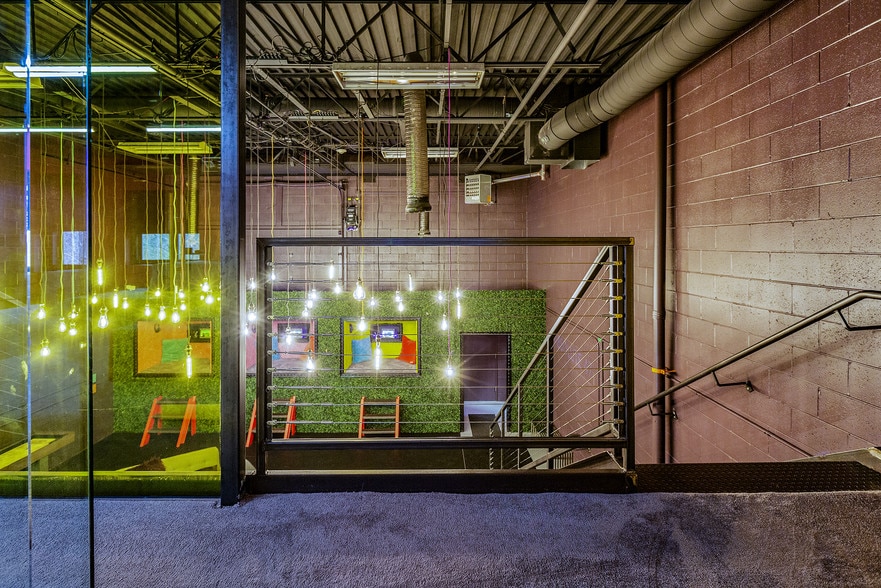 More Photos Of 10 Draper St, Woburn Warehouse For Lease