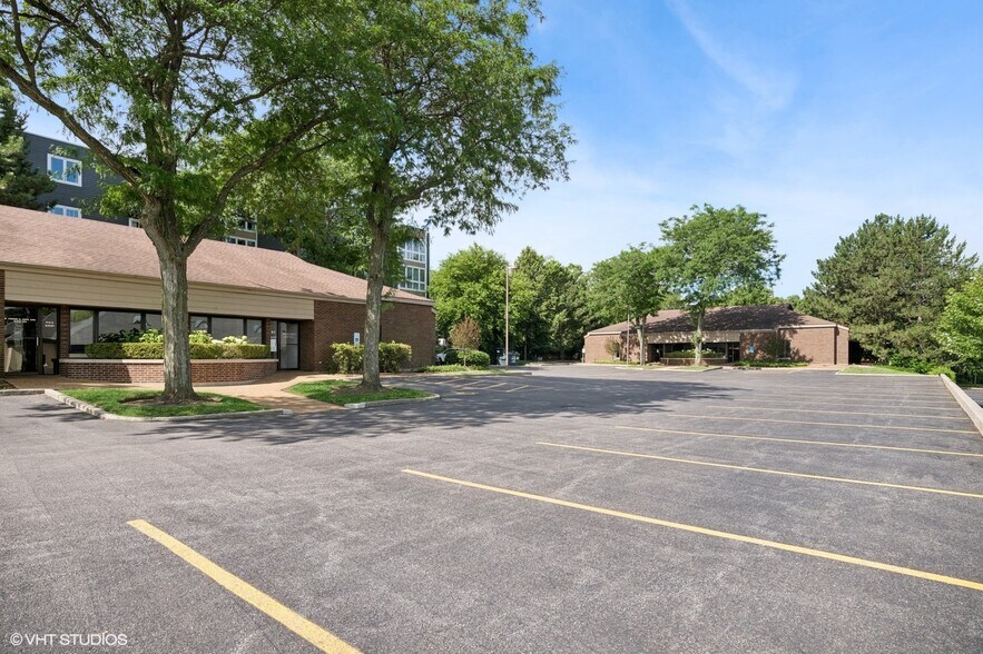 More Photos Of 915 N Milwaukee Ave, Libertyville Office For Sale