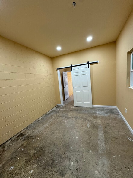 More Photos Of 6612 S 28th St, McAllen Warehouse For Lease