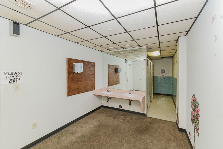 More Photos Of 1560 S Topeka St, Wichita Lodge Meeting Hall For Sale