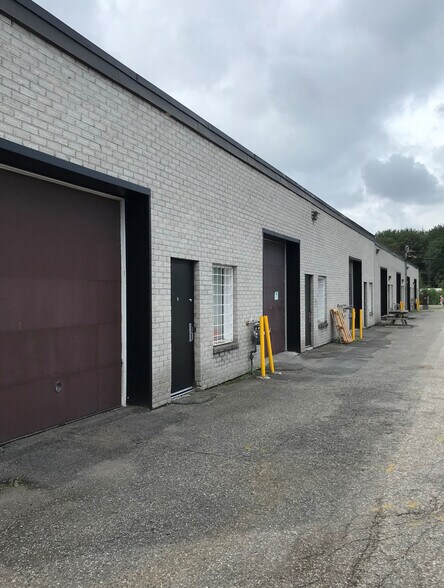 More Photos Of 36-38 Rue de Valcourt, Gatineau Light Distribution For Lease