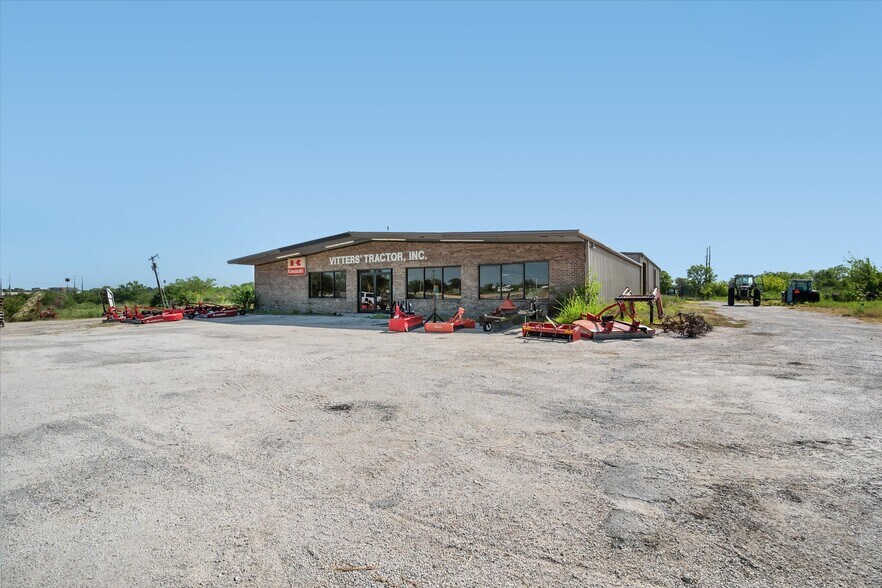 More Photos Of 3151 Int 45 E hwy, Corsicana Warehouse For Sale