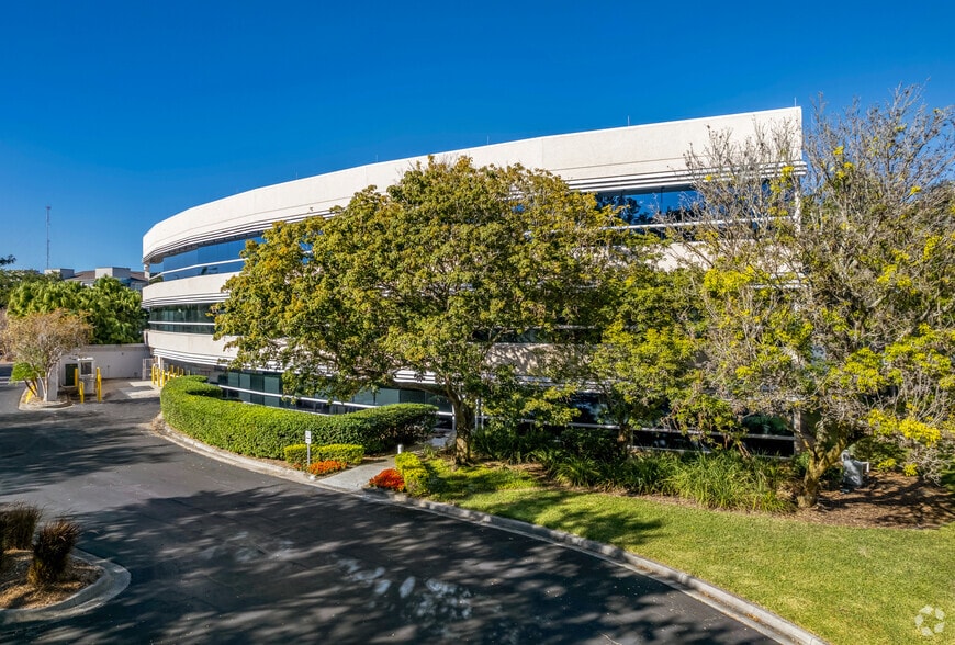 More Photos Of 100 Paramount Dr, Sarasota Office For Lease