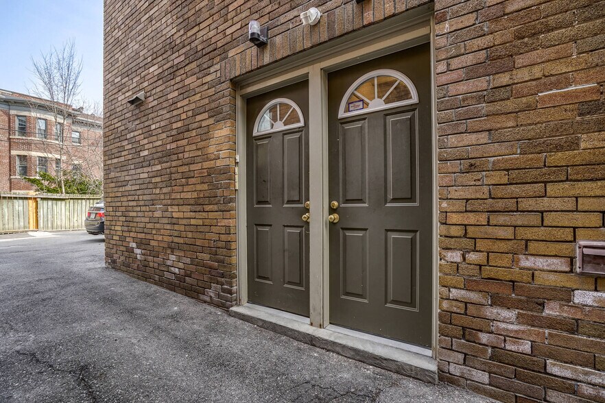 More Photos Of 4 Oriole Gdns, Toronto Apartments For Sale