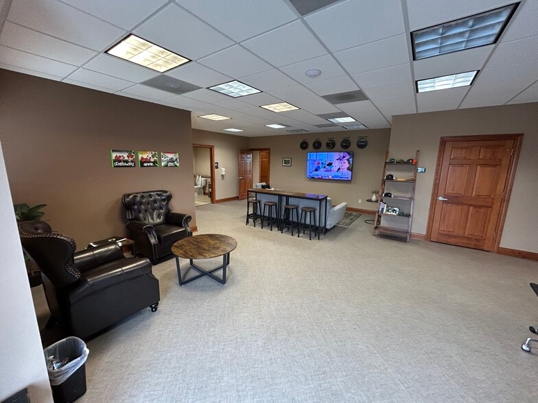 More Photos Of 1702 Tullamore Ave, Bloomington Office For Lease