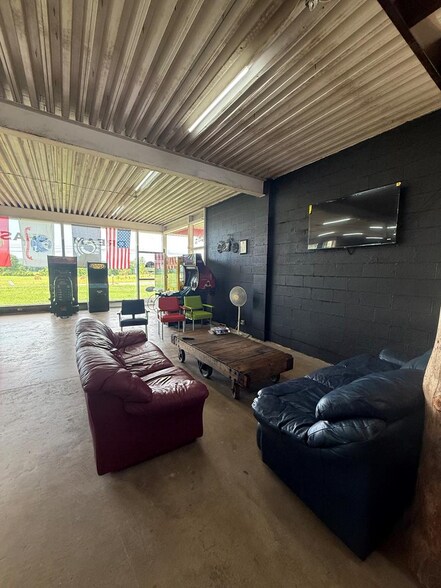 More Photos Of 5449 Beaver Pike, Beaver Freestanding For Sale