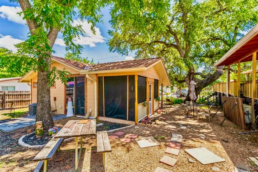 More Photos Of 1307 Wright St, Llano Freestanding For Sale