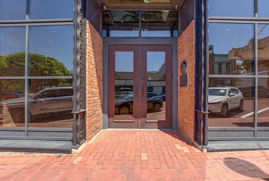 More Photos Of 1013 E 15th St, Plano Storefront For Sale