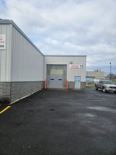More Photos Of 6710 Vip Pky, Mattydale Warehouse For Lease