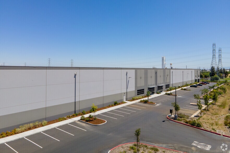 More Photos Of 891 Eubanks Dr, Vacaville Warehouse For Lease