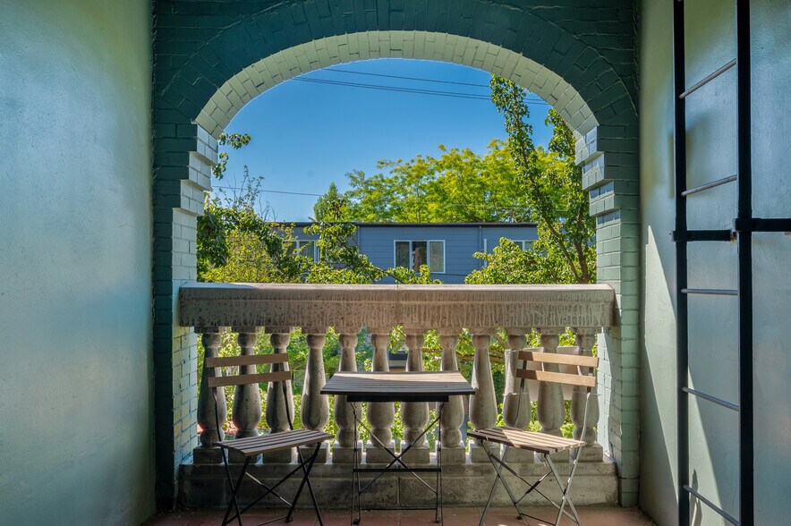 More Photos Of 1052 E Thomas St, Seattle Apartments For Sale