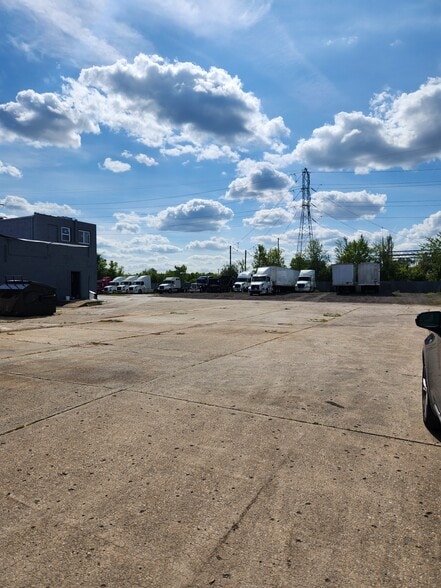 More Photos Of 13507 Auburn St, Detroit Truck Terminal For Lease