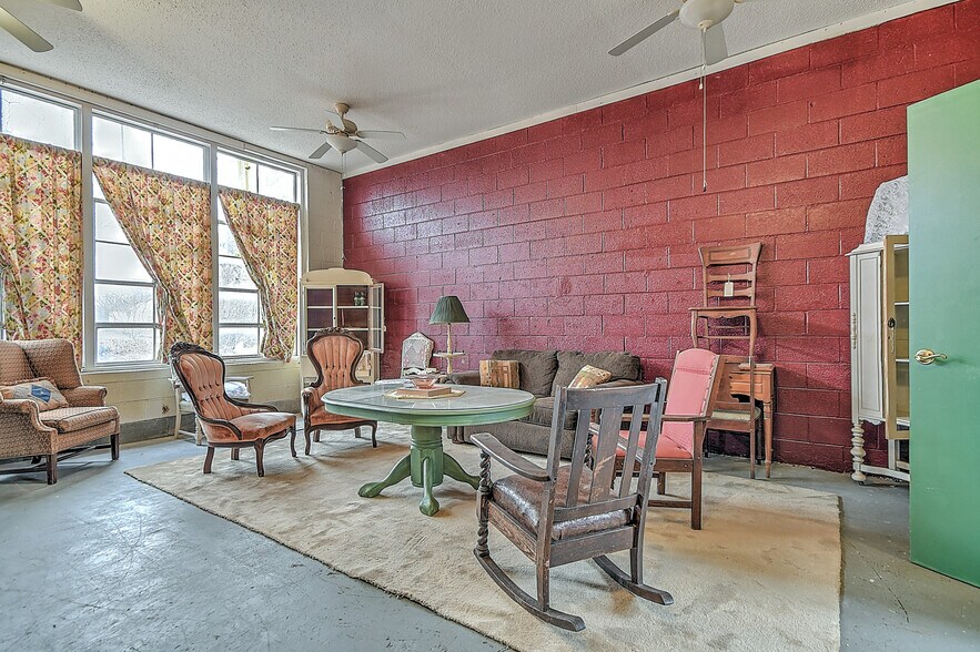 More Photos Of 19407 Bethel Rd, Abingdon Flex For Sale