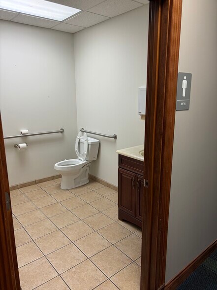 More Photos Of 533 High Suite 1 st, Bowling Green Office For Lease