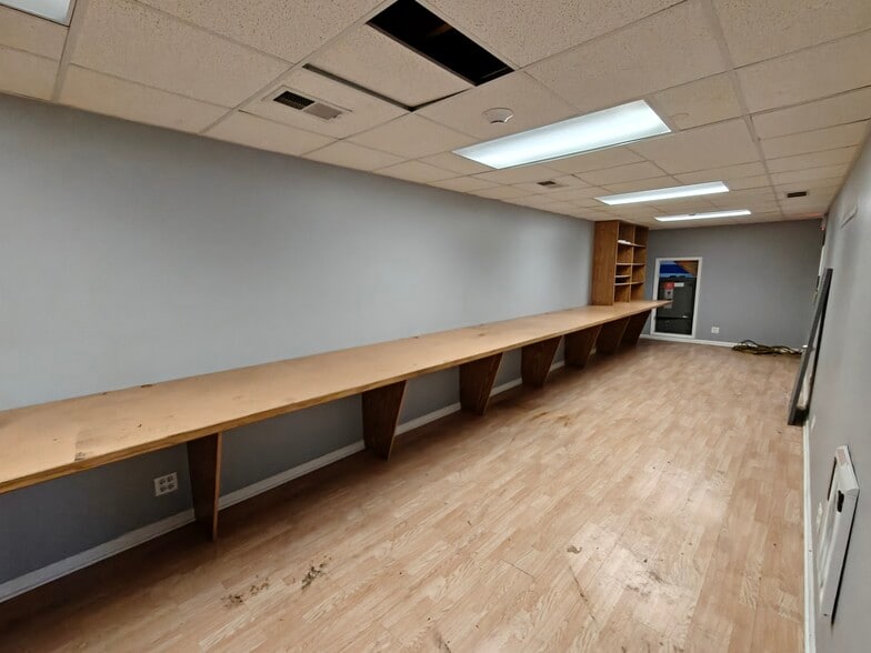 More Photos Of 1221 Jarvis Ave, Elk Grove Village Warehouse For Lease