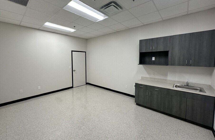 More Photos Of 7575 Chancellor Dr, Orlando Distribution For Lease
