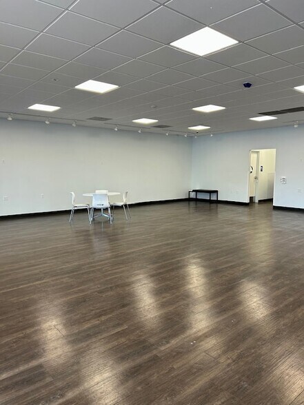 More Photos Of 1390 Biddle Rd, Medford General Retail For Lease